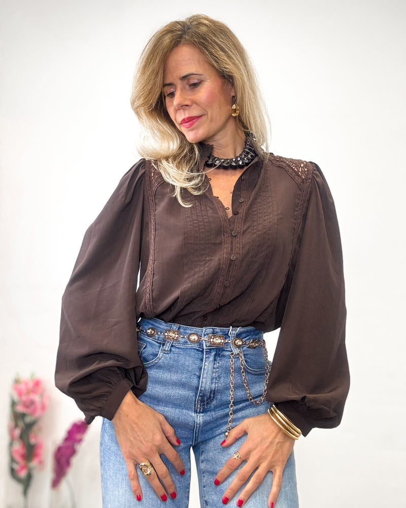 Blusa marrón puntilla