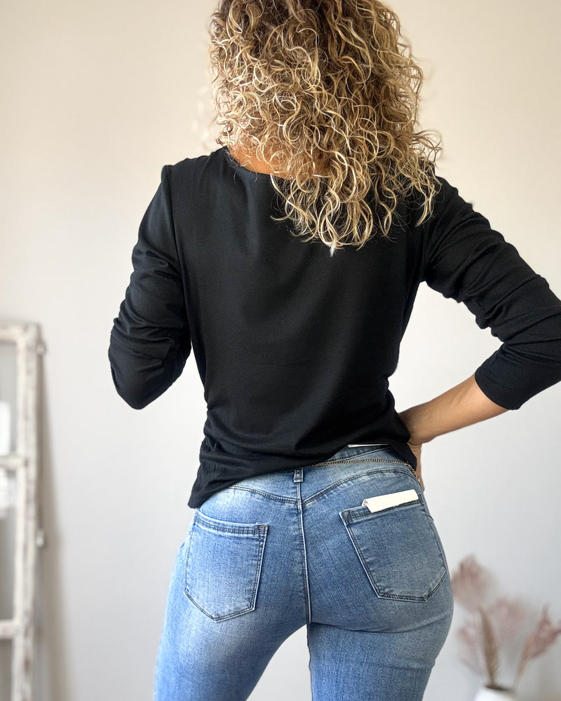 Camiseta negra cruzada