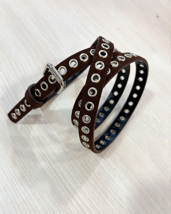 Cinturón fino tachas serraje