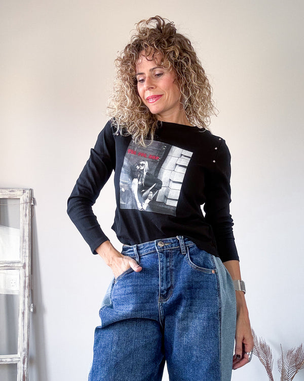 Camiseta negra tacha