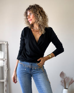 Camiseta negra cruzada
