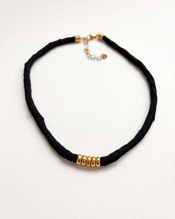 COLLAR TRAPILLO NEGRO
