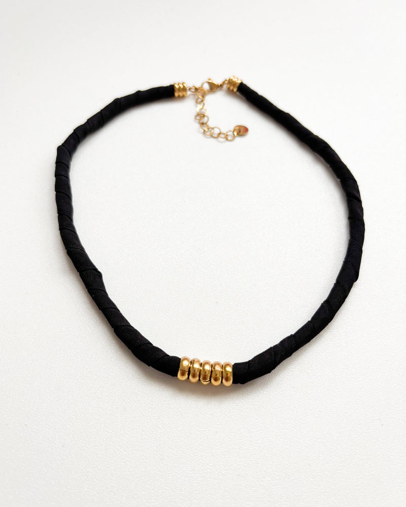 COLLAR TRAPILLO NEGRO
