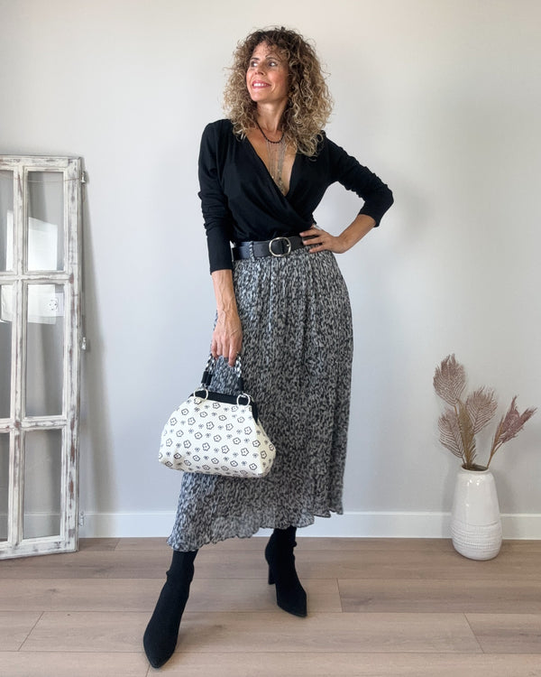Falda plisada gris