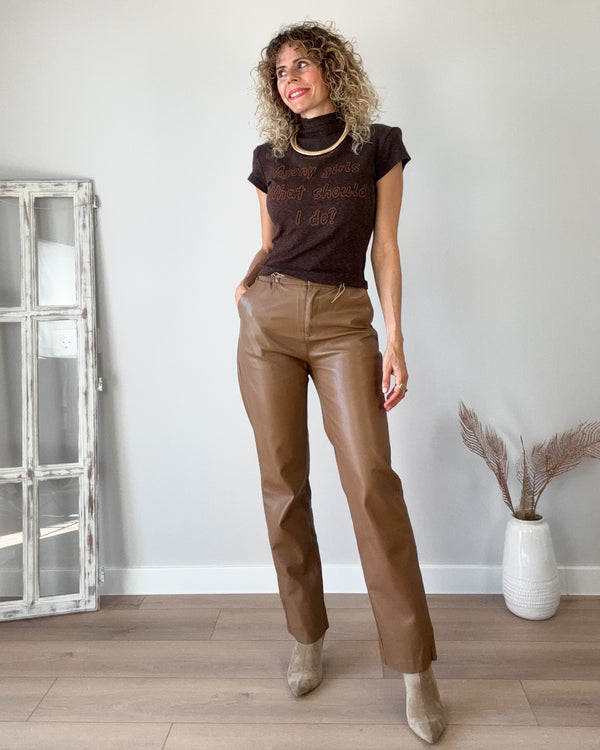 Pantalón camel polipiel