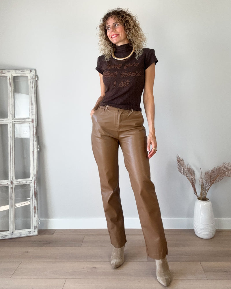 Pantalón camel polipiel