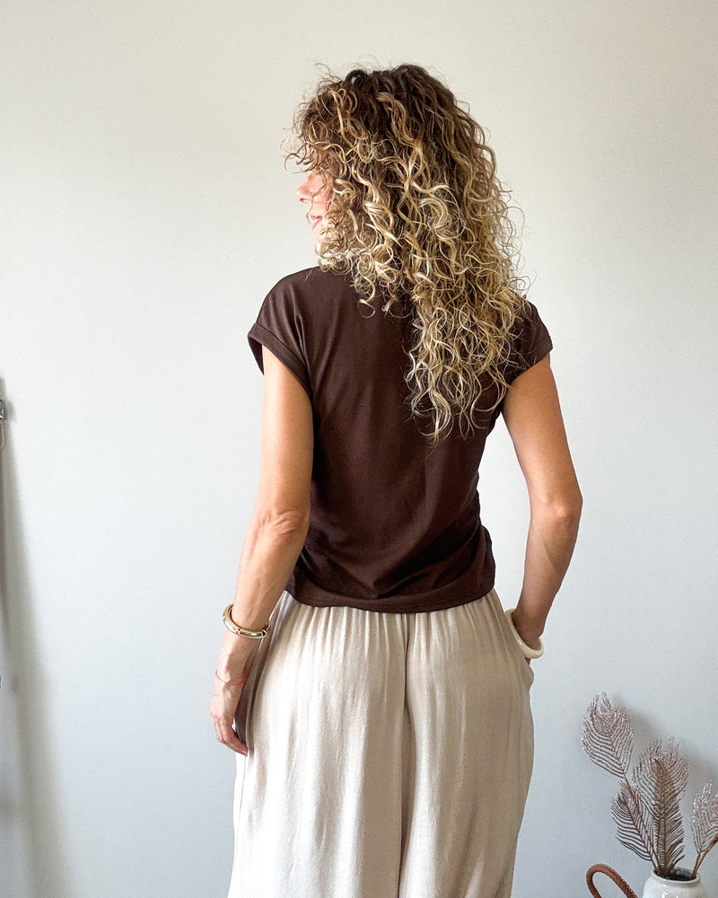 Camiseta chocolate drapeada