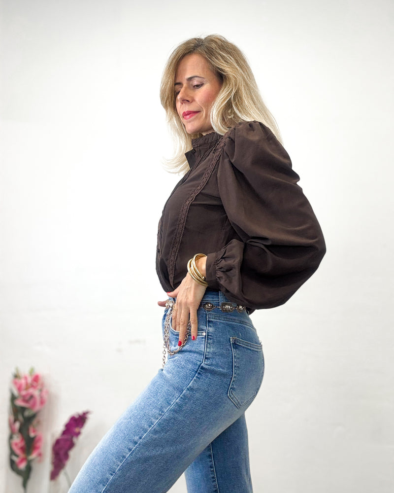 Blusa marrón puntilla