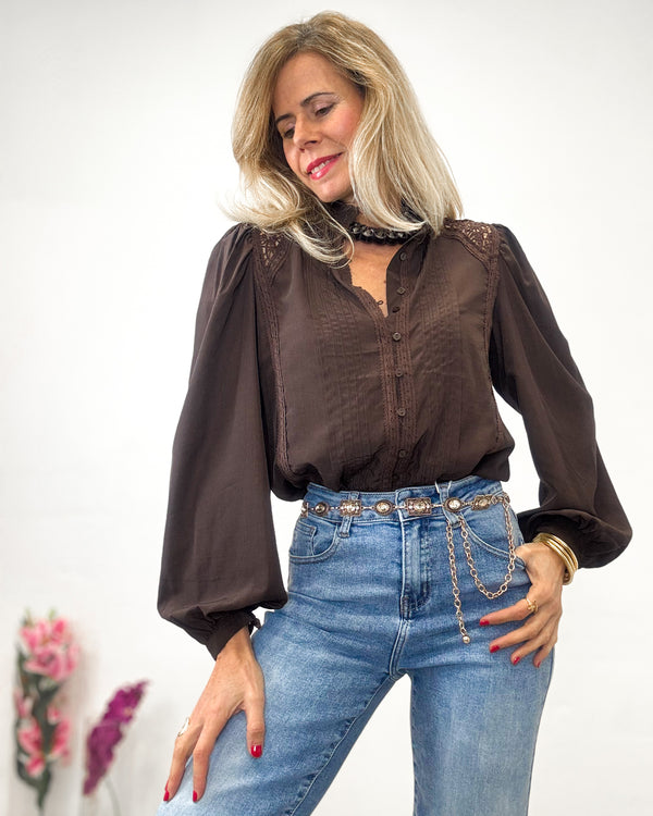 Blusa marrón puntilla