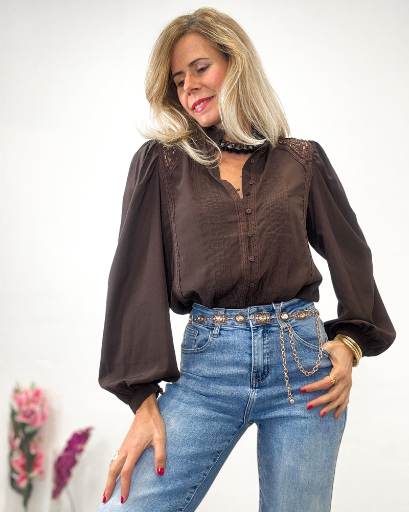 Blusa marrón puntilla