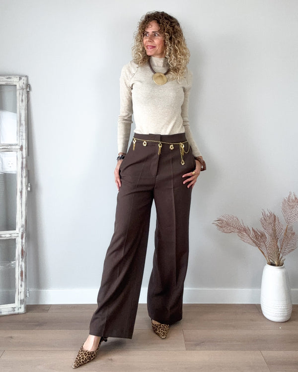 Pantalón marrón clásico