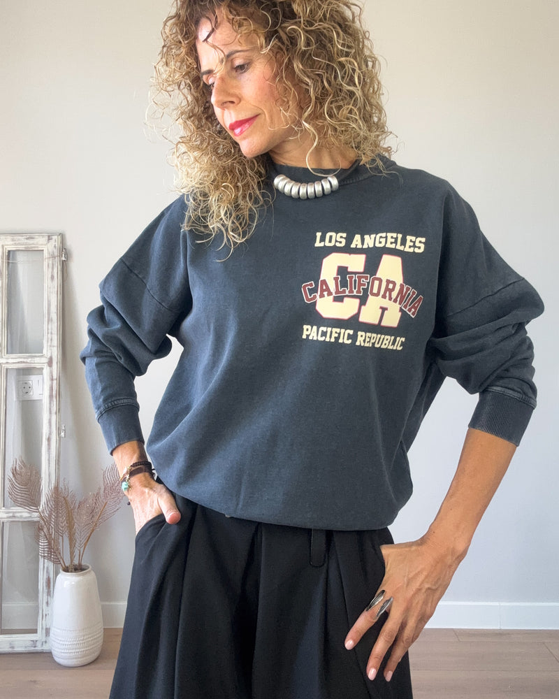 Sudadera gris letras