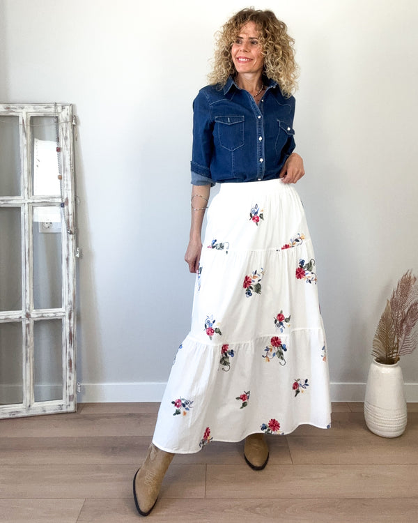 Falda blanca bordada
