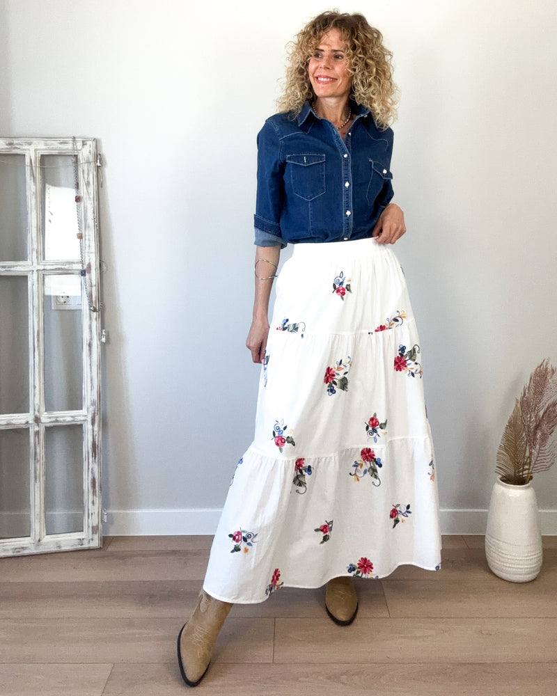 Falda blanca bordada