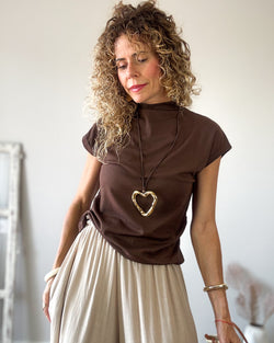Camiseta chocolate drapeada