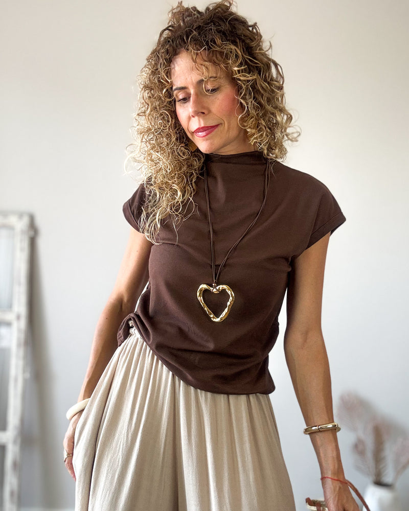 Camiseta chocolate drapeada