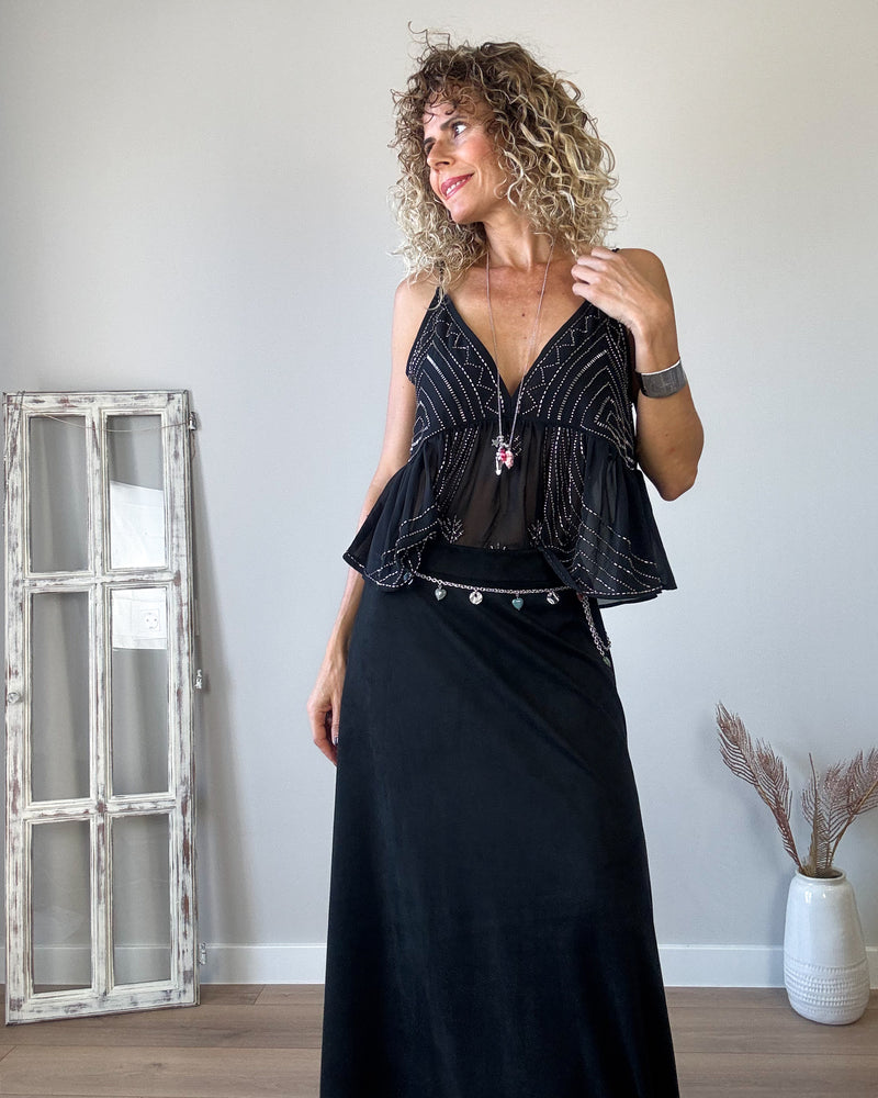 Falda negra efecto ante