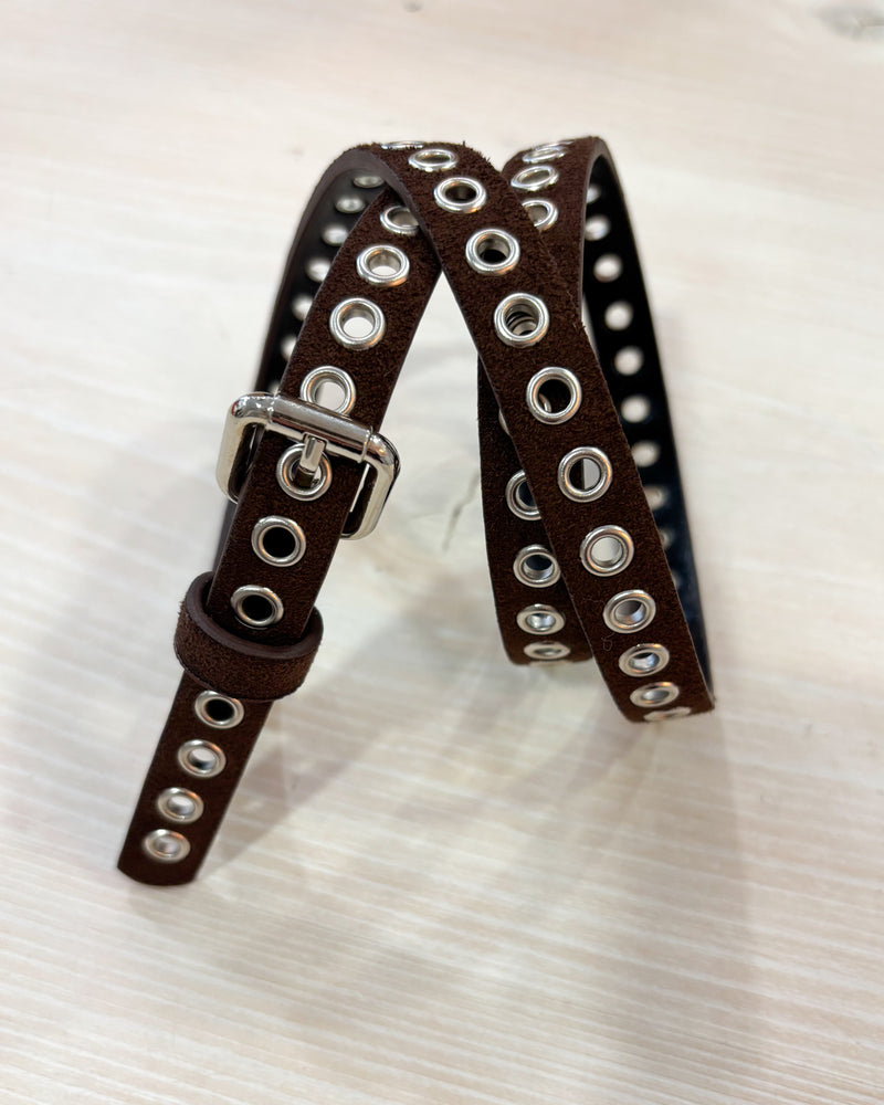 Cinturón fino tachas serraje