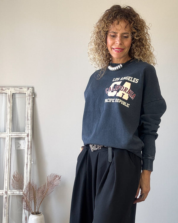 Sudadera gris letras