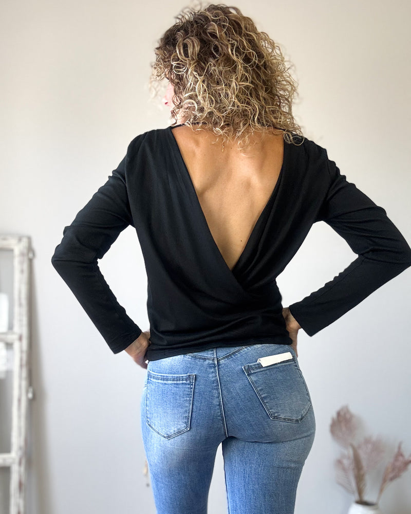 Camiseta negra cruzada