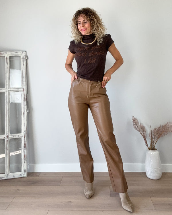 Pantalón camel polipiel