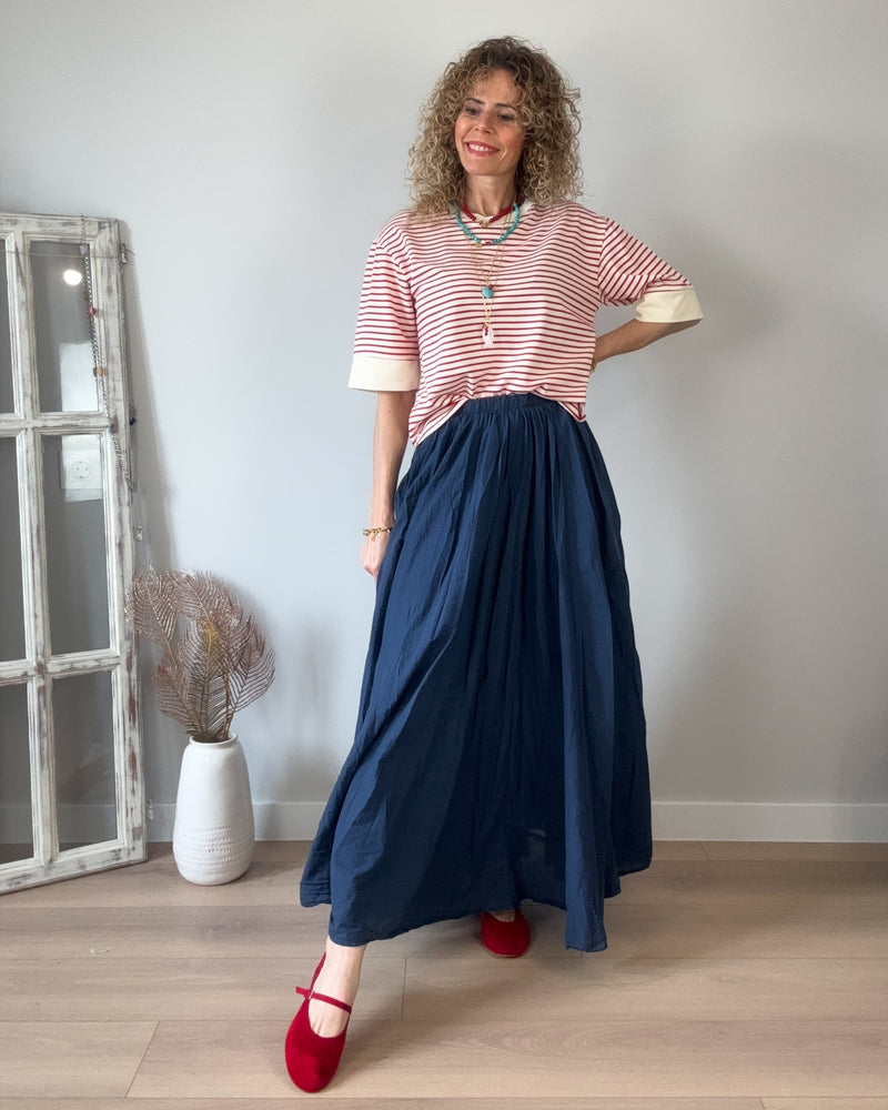 Falda azul marina arrugada