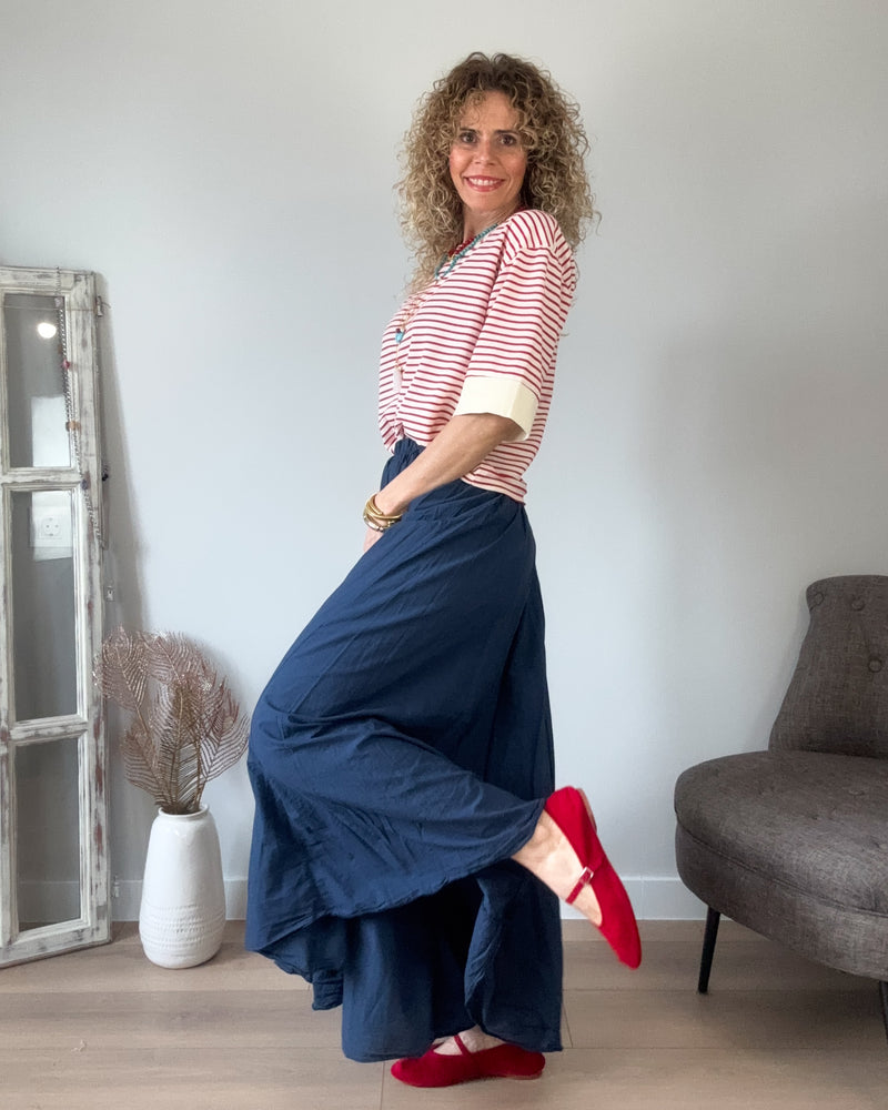 Falda larga azul marina arrugada