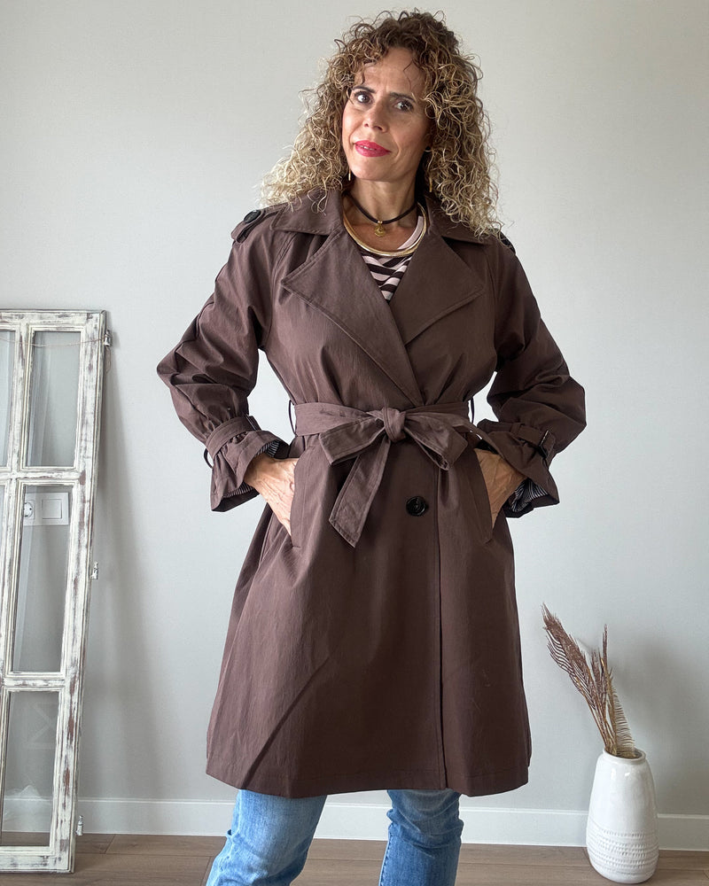 Gabardina tendencia marrón chocolate