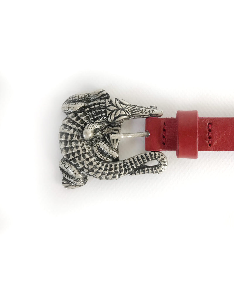 Cinturón rojo hebilla cocodrilo plata